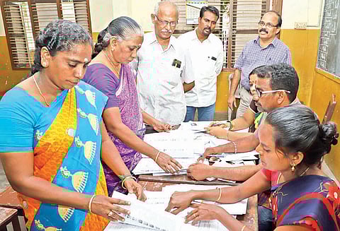 தமிழகம் முழுவதும் இறுதிகட்டமாக வாக்காளர் பட்டியலில் பெயர் சேர்க்க, நீக்க சிறப்பு முகாம்