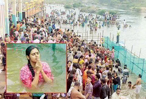 தாமிரபரணி புஷ்கர விழாவில் அலைமோதிய மக்கள் கூட்டம் நடிகை கஸ்தூரி குறுக்குத்துறையில் புனிதநீராடினார்