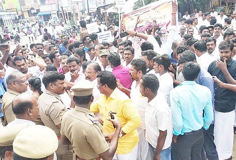 கோரிக்கைகளை வலியுறுத்தி சாலை மறியலுக்கு முயன்ற வேளாளர் அமைப்பினர் 187 பேர் கைது