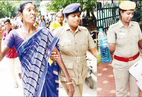 கலெக்டர் அலுவலக வளாகத்தில் பெண் தீக்குளிக்க முயற்சி: ரூ.4 லட்சத்தை கடனாக வாங்கியவர் ஏமாற்றியதால் விரக்தி