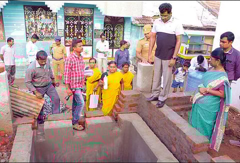 திருவண்ணாமலை பஸ் நிலையத்தில் கழிப்பறைகள் சுத்தம் செய்வதை தினமும் கண்காணிக்க வேண்டும் - நகராட்சி ஆணையாளருக்கு கலெக்டர் உத்தரவு