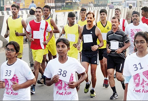 மார்பக புற்றுநோய் விழிப்புணர்வு மினி மாரத்தான் ஓட்டம் - ரெயில்வே கூடுதல் டி.ஜி.பி. சைலேந்திரபாபு தொடங்கிவைத்தார்