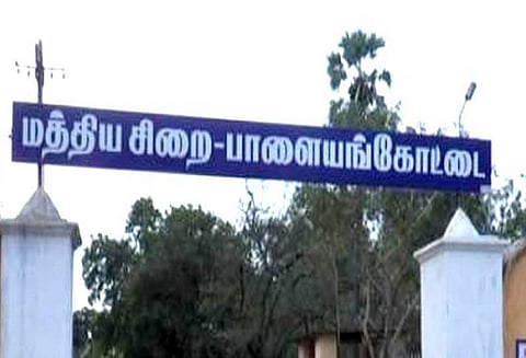 எம்.ஜி.ஆர். நூற்றாண்டு விழாவை முன்னிட்டு பாளை. சிறையில் இருந்து ஆயுள் தண்டனை கைதிகள் 23 பேர் விடுதலை