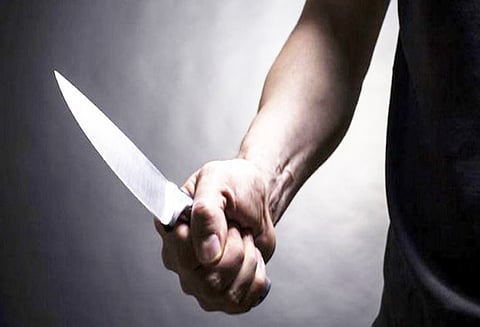 வங்கி பெண் ஊழியரிடம் கத்தி முனையில் 11 பவுன் வழிப்பறி; மர்ம நபர்களுக்கு வலைவீச்சு