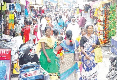 ஆயுத பூஜைக்கு பொருட்கள் வாங்க பெரம்பலூரில் மக்கள் கூட்டம் அலைமோதியது