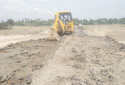 ஆவுடையார்கோவில் அருகே சேதமடைந்த புதிய சாலையில் சீரமைக்கும் பணி தொடங்கியது