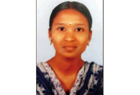 சேலத்தில் பரபரப்பு: கிணற்றில் இளம்பெண் பிணம் - கொலையா? போலீஸ் விசாரணை