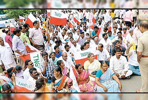 30 அம்ச கோரிக்கைகளை வலியுறுத்தி நியாயவிலைக்கடை பணியாளர்கள் சாலை மறியல் : 150 பேர் கைது