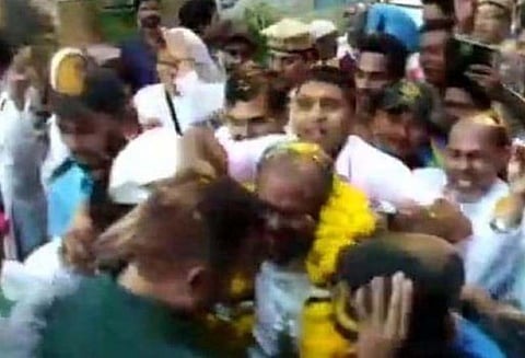 கன்னியாஸ்திரி பலாத்கார வழக்கில் ஜாமீனில் வந்த பேராயர் பிராங்கோவுக்கு மாலை அணிவித்து வரவேற்பு