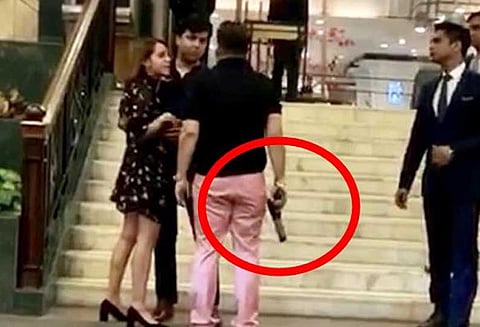 சொகுசு ஓட்டலில் துப்பாக்கியை காட்டி ஜோடியை மிரட்டிய பகுஜன் சமாஜ் கட்சி தலைவர் மகன் போலீசில் சரண்