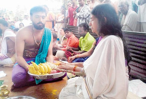 சுப்ரீம் கோர்ட்டின் பல தீர்ப்புகள் அமல்படுத்தாதபோது சபரிமலை விவகாரத்தில் மட்டும் அரசு வேகம் காட்டுவது ஏன்?