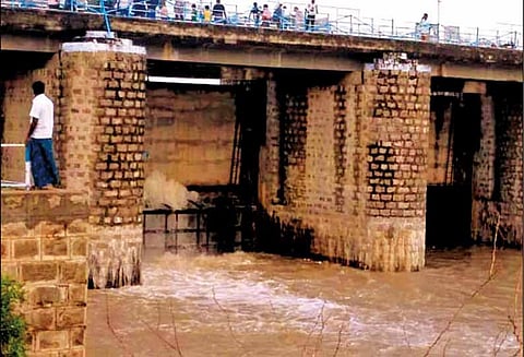 ஷட்டர் பழுது; ஆனைகுட்டம் அணை தண்ணீர் வீணாக வெளியேறியது