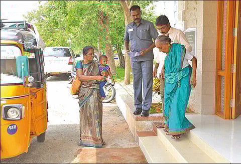 தூத்துக்குடி துப்பாக்கி சூடு சம்பவம்: ஒருநபர் ஆணையத்தின் 5-ம் கட்ட விசாரணை தொடங்கியது பலியானவரின் வீட்டிற்கு சென்று நீதிபதி விவரம் கேட்டறிந்தார்