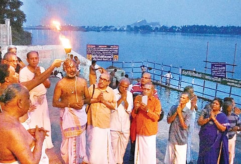 மகா புஷ்கர ஓராண்டு நிறைவையொட்டி காவிரி தாய்க்கு ஆரத்தி எடுத்து தீபாராதனை