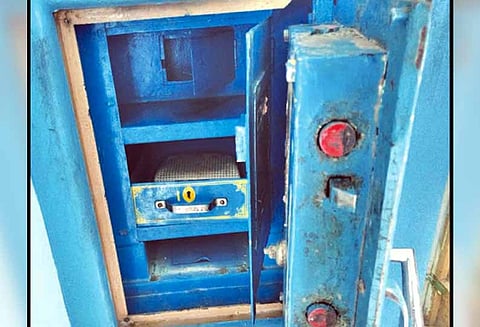 எடக்காடு பஜாரில் துணிகரம் : அடகு கடையில் ரூ.20 ஆயிரம் கொள்ளை - மர்ம ஆசாமிகளுக்கு போலீஸ் வலைவீச்சு