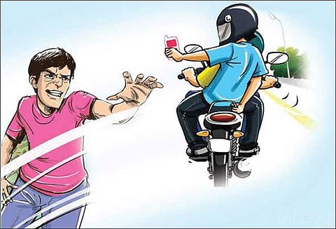 வாலிபரை தாக்கி செல்போன் பறித்துவிட்டு தப்பிஓடிய 2 கொள்ளையர்கள்