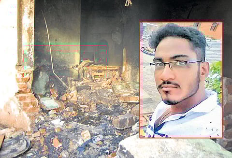 காஞ்சீபுரத்தில், விற்பனைக்காக வீட்டில் வைத்திருந்த பட்டாசுகள் வெடித்து 2 பெண்கள் உள்பட 4 பேர் சாவு