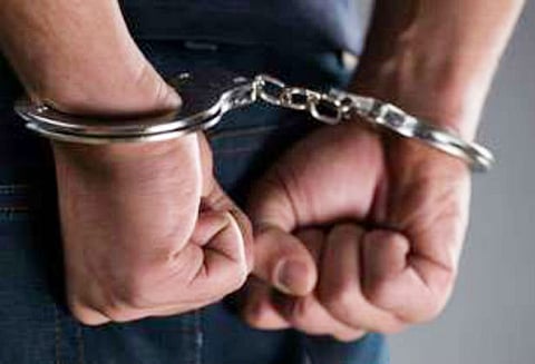 மும்பை, தம்பதி மீது சரமாரி தாக்குதல் தந்தை, மகன் கைது