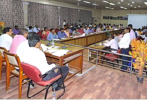 வேலூர் மாவட்டத்தில்,சீன பட்டாசுகள் விற்பனை செய்யக்கூடாது ஆலோசனை கூட்டத்தில் கலெக்டர் ராமன் பேச்சு