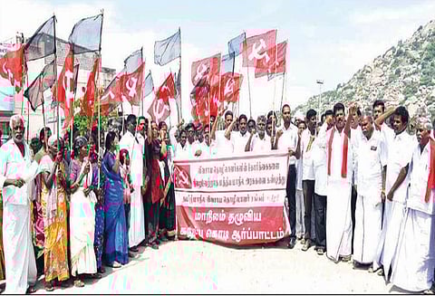 மத்திய-மாநில அரசுகளை கண்டித்து விவசாய தொழிலாளர் சங்கத்தினர் கருப்பு கொடியுடன் ஆர்ப்பாட்டம்