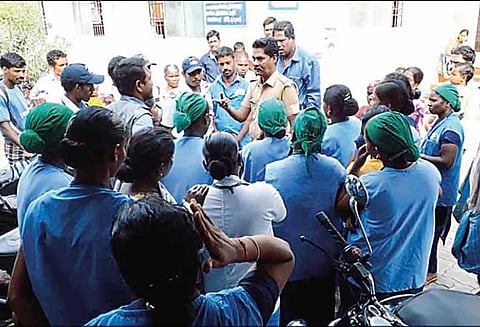 விருத்தாசலம்: அரசு மருத்துவமனைக்குள் புகுந்து காவலாளி மீது தாக்குதல் - நடவடிக்கை எடுக்கக்கோரி தொழிலாளர்கள் போராட்டம்