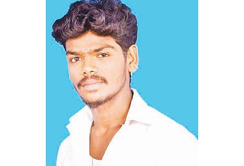 வாலிபர் மீது நாட்டு வெடிகுண்டுகளை வீசி, அரிவாளால் வெட்டிக்கொலை தலையை துண்டித்து நடுரோட்டில் வைத்து விட்டு சென்ற கொலையாளிகள்