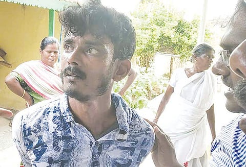 வீடு புகுந்து திருட முயன்றவர் சிக்கினார் பொதுமக்கள் பிடித்து போலீசில் ஒப்படைத்தனர்