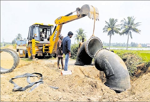 கண்ணன்கோட்டை நீர் தேக்கத்தில் இருந்து பூண்டி ஏரிக்கு தண்ணீர் கொண்டு செல்ல ராட்சத குழாய்கள் பதிக்கும் பணி தீவிரம்