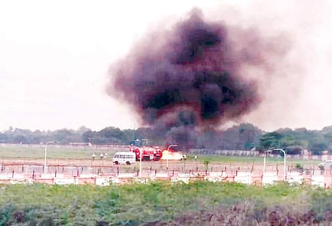 திருச்சி விமான நிலைய ஓடுபாதை அருகில் தீ புற்கள் பற்றி எரிந்ததால் பரபரப்பு