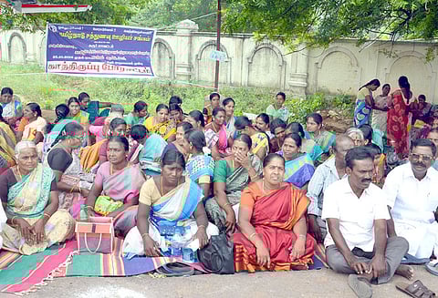 கரூரில் 2-வது நாளாக காத்திருப்பு போராட்டம்: சத்துணவு ஊழியர் சங்கத்தினர் 130 பேர் கைது