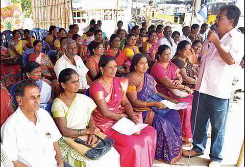 கிருஷ்ணகிரியில் சத்துணவு ஊழியர்கள் காத்திருப்பு போராட்டம்