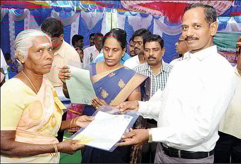 மக்கள் தொடர்பு திட்ட முகாமில் 150 பயனாளிகளுக்கு நலத்திட்ட உதவிகள் - கலெக்டர் பிரபாகர் வழங்கினார்