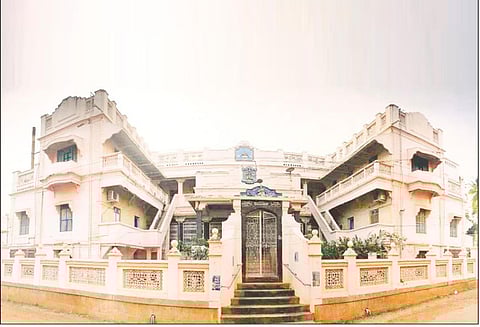 தமிழ் கலாசார அழகை வெளிப்படுத்தும் ஆயிரம் ஜன்னல் வீடு