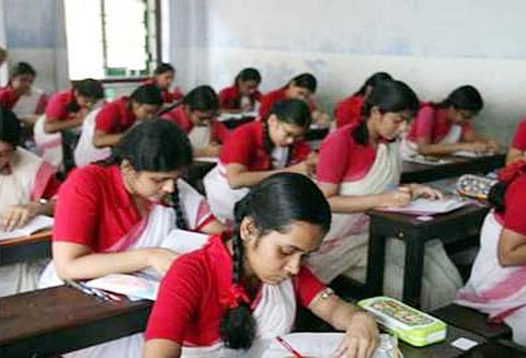 மேற்கு வங்காளத்தில் 10ம் வகுப்பு வாரிய தேர்வை எழுதும் 12 வயது சிறுமி