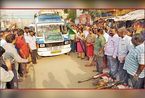 தொற்றுநோய் பரவாமல் தடுக்க நடமாடும் வாகன மருத்துவ முகாம்கள்