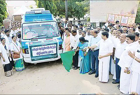 டெங்கு காய்ச்சலை கட்டுப்படுத்த 13 நடமாடும் மருத்துவ குழுக்கள் அமைச்சர் எம்.சி.சம்பத் தொடங்கி வைத்தார்