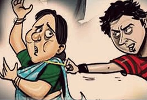 நூதன முறையில் மூதாட்டியிடம் 2 பவுன் நகை அபேஸ்: டிப்-டாப் ஆசாமிகளுக்கு வலைவீச்சு