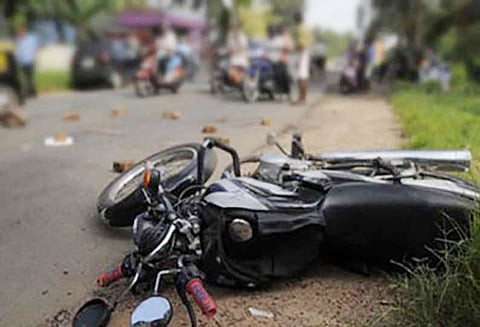 செங்கல்பட்டு அருகே மரத்தில் மோட்டார் சைக்கிள் மோதி 2 பேர் பலி