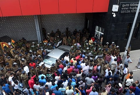 மந்திரியை ராஜபக்சே ஆதரவாளர்கள் முற்றுகையிட்டதால் கொழும்பு நகரில் துப்பாக்கிச் சூடு; ஒருவர் பலி