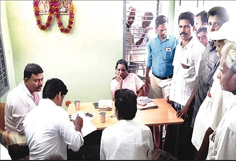 மணல் குவாரி திறக்க எதிர்ப்பு: உதவி கலெக்டரிடம் விவசாயிகள் வாக்குவாதம்