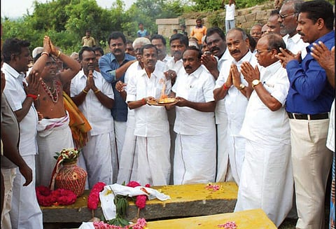 வெண்குன்றம் மலை கோவிலுக்கு ரூ.64 லட்சம் செலவில் பாதை அமைக்கும் பணி - அமைச்சர் தொடங்கி வைத்தார்