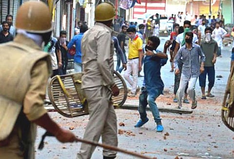 காஷ்மீர் விவகாரம்: பாகிஸ்தான் பாராளுமன்றத்தில் கண்டன தீர்மானம் நிறைவேற்றம்