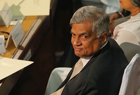 ரனில் விக்ரமசிங்கே பிரதமர் பொறுப்பில் இருந்து நீக்கப்பட்டதற்கு எதிராக இலங்கையில் தீவிரமடையும் போராட்டம்