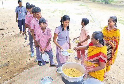 சத்துணவு ஊழியர்கள் போராட்டம், பள்ளிகளில் மதிய உணவு வழக்கம்போல் வழங்கப்படுகிறது