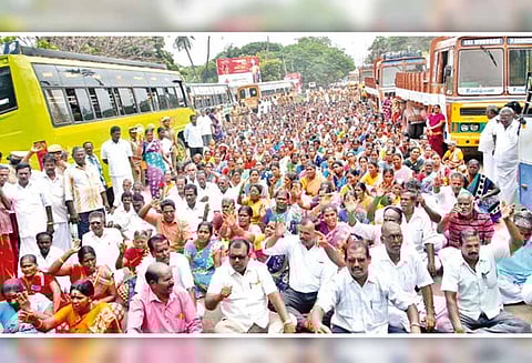 திருவாரூரில்: சத்துணவு ஊழியர்கள் 2-வது நாளாக சாலை மறியல் - 500 பேர் கைது