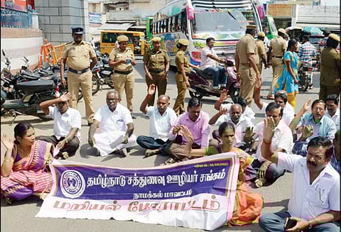 நாமக்கல்லில் சத்துணவு ஊழியர்கள் சாலைமறியல் - 18 பேர் கைது