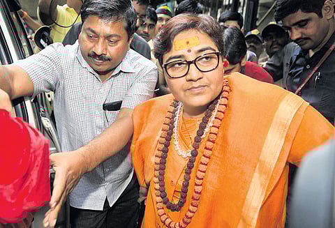 மாலேகாவ் குண்டுவெடிப்பு வழக்கில் பெண் சாமியார் உள்பட 7 பேர் மீது குற்றச்சாட்டு பதிவு