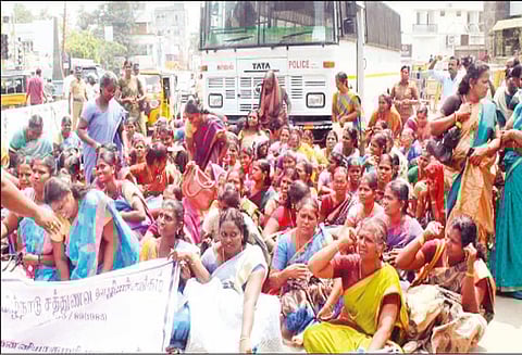 நாகர்கோவிலில் சத்துணவு ஊழியர்கள் 2-வது நாளாக மறியல் - 177 பேர் கைது