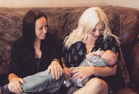 வரலாற்று அதிசயம்: இரு பெண்களின் கர்பப்பையில் சுமந்து பெற்றெடுத்த குழந்தை