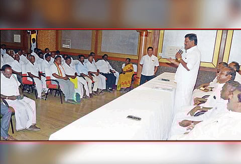 வறட்சியால் பாதிக்கப்பட்ட விவசாயிகளுக்கு பயிர் காப்பீட்டு தொகையை அரசு பெற்று தர வேண்டும் காங்கிரஸ் கூட்டத்தில் வலியுறுத்தல்